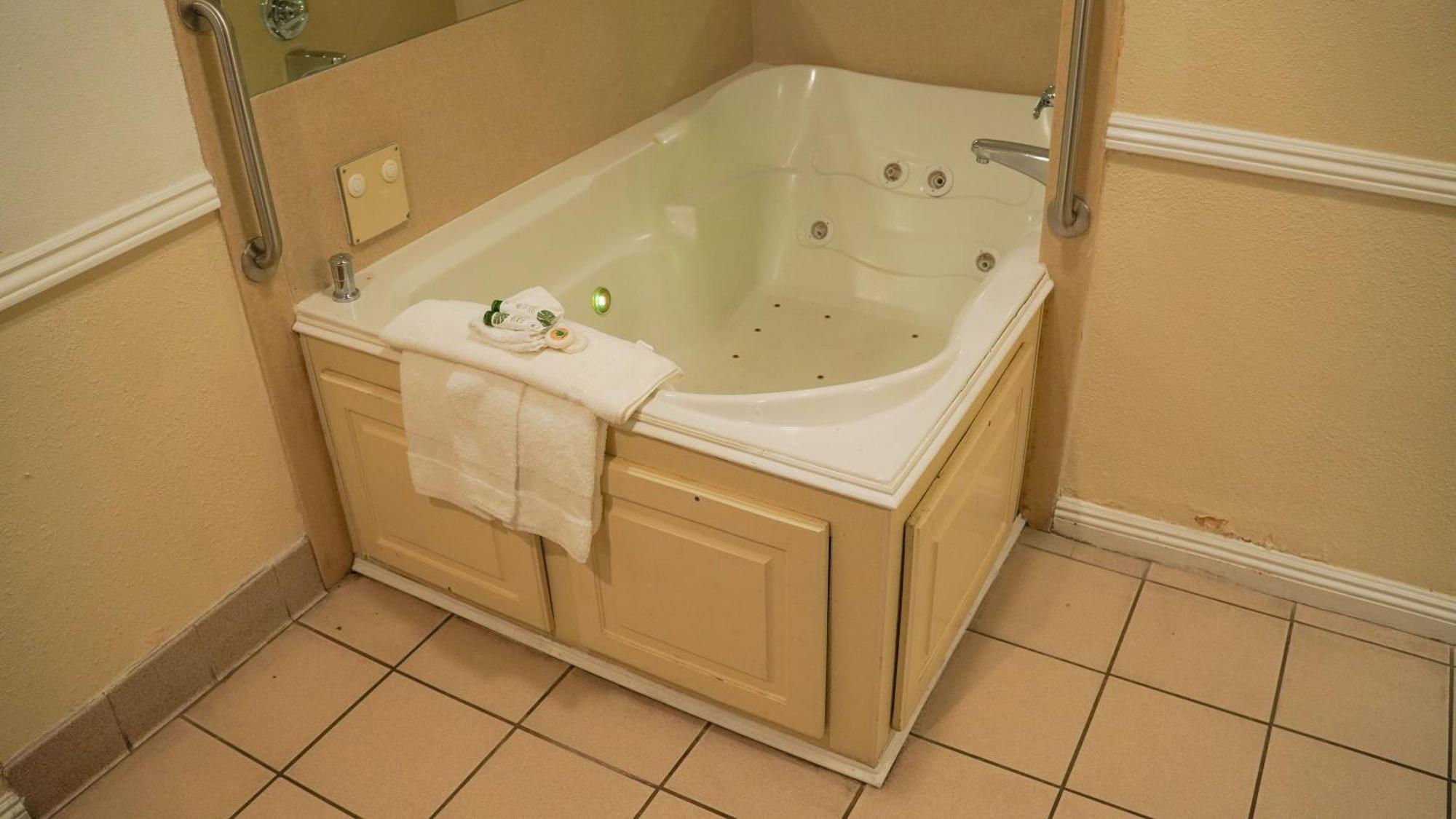 King Room Spa Bath,1722936608:JPEG